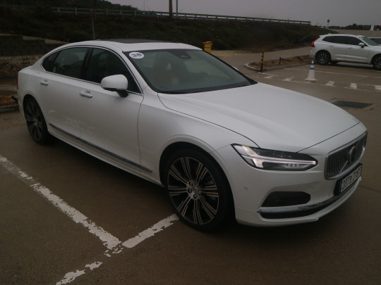 볼보 S90. 이상현 기자